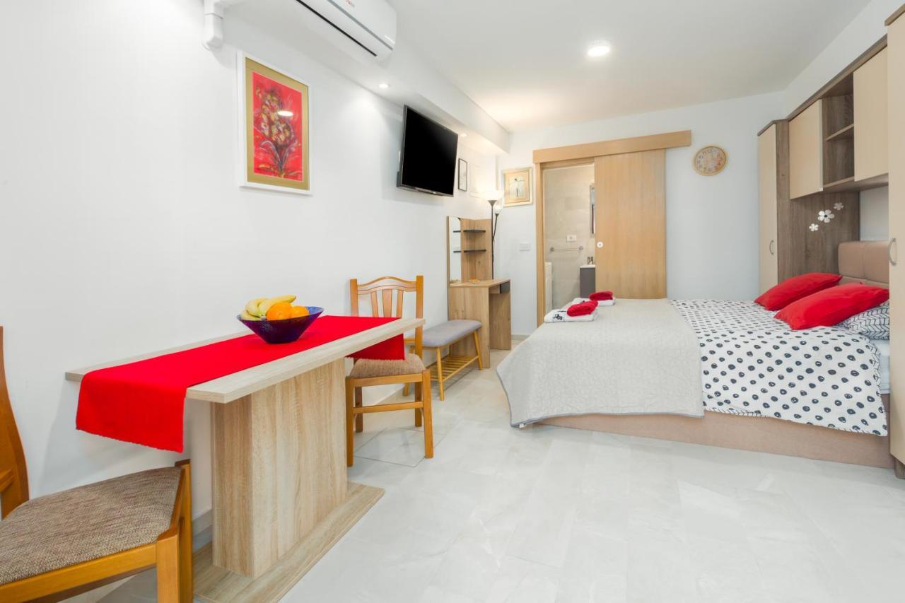 Alex Deluxe Apartments On Beach Poreč Exteriör bild